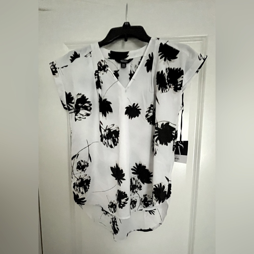 NWT Simply Vera Wang Black White Floral V-neck Blouse PXS Popover Woven
